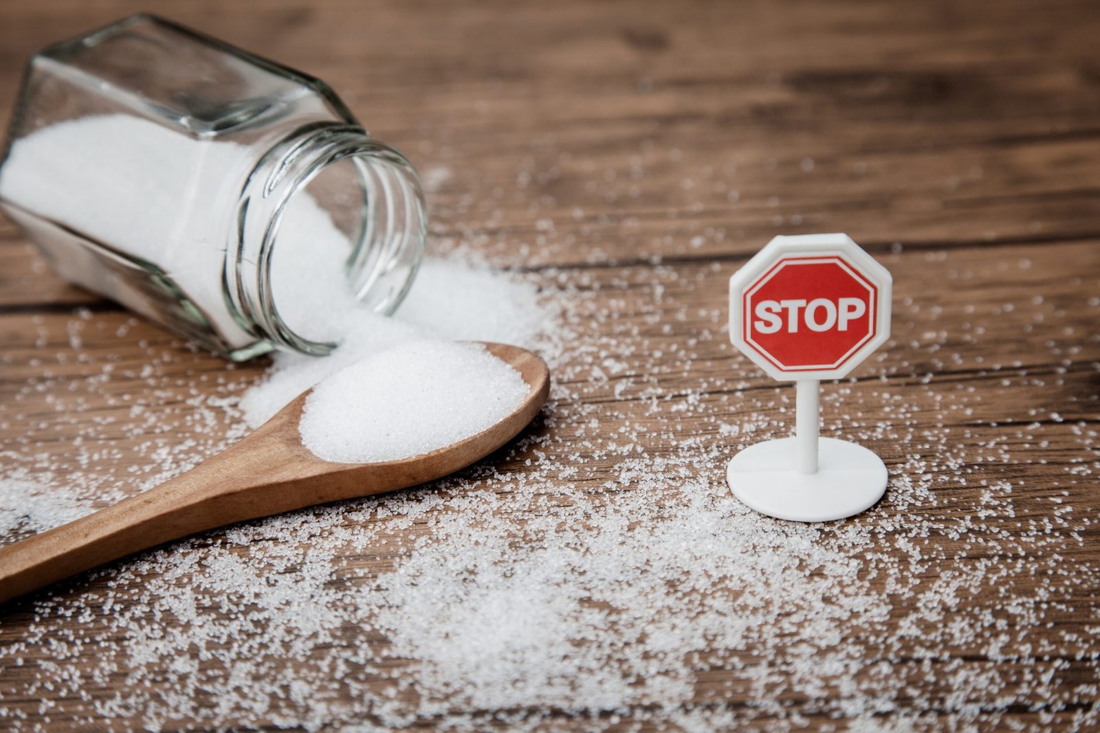 Segnale di stop per lo zucchero, avverte che un consumo eccessivo di zucchero porta a un'alimentazione scorretta, obesità, diabete, problemi dentali e molto altro.