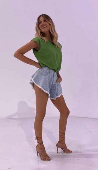 Alessia MARCUZZI LOOK ALLE IENE CON SHORTS JEANS A FARFALLA Tendenze Moda primavera estate 2021