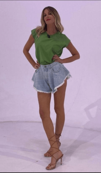 Tendenze Moda primavera estate 2021 Alessia Marcuzzi indossa Shorts a farfalla