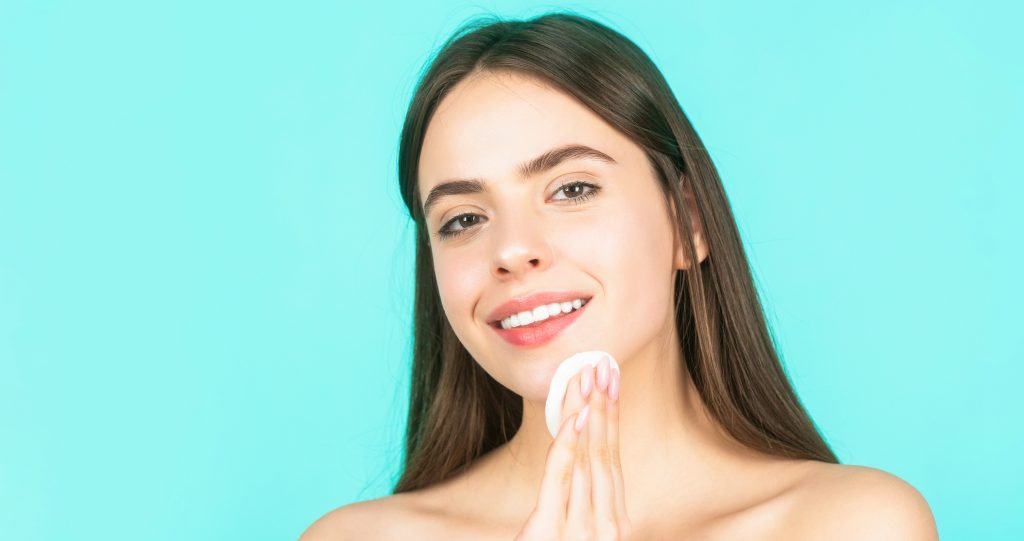 primo piano di ragazza che mostra come usare il Tonico viso a cosa serve