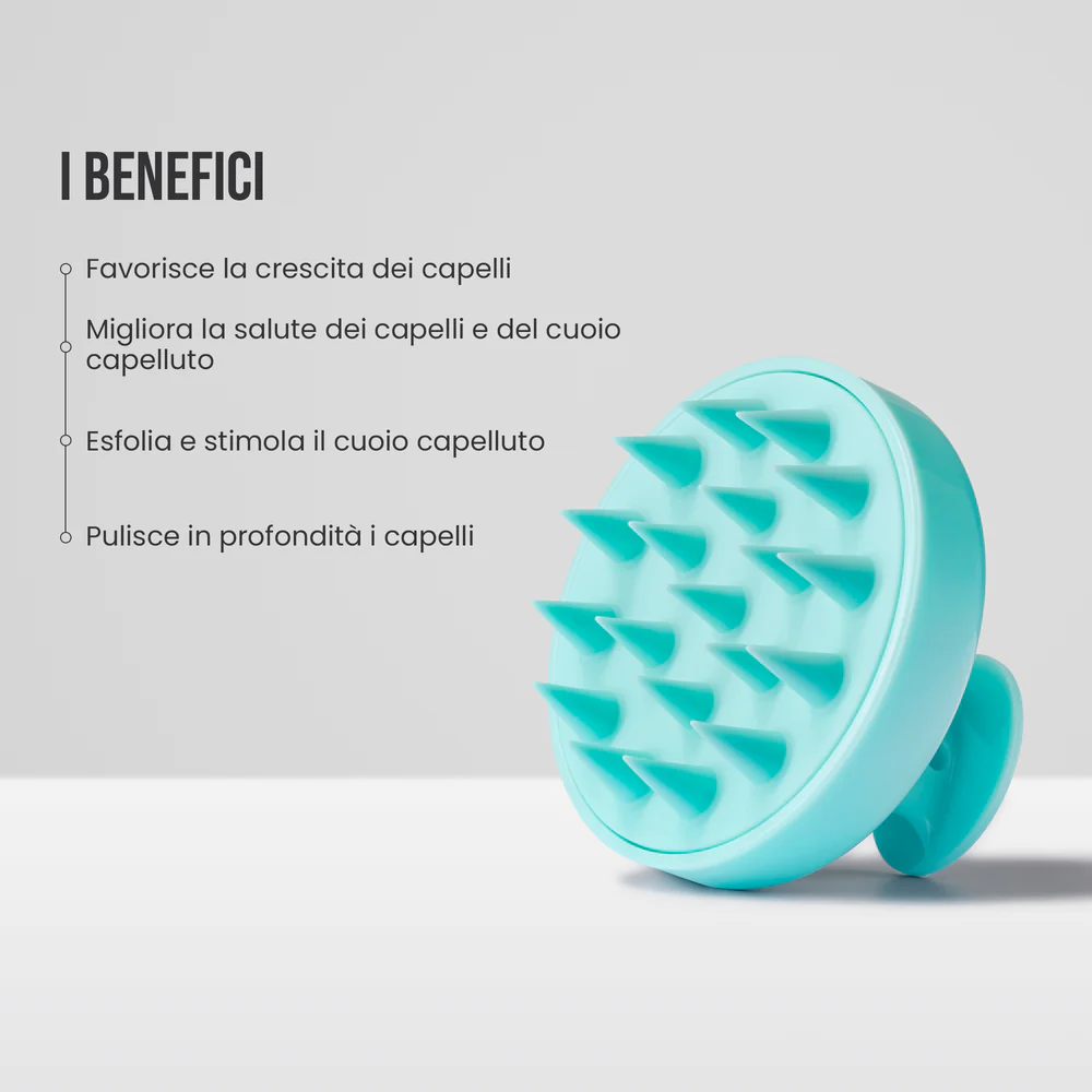 spazzola azzurra per eseguire scrub capelli 
