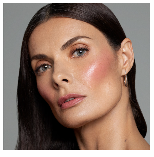 ragazza con makeup naturale realizzato con blush in crema DELLA LINEA LADY GAGA HAUS LABS