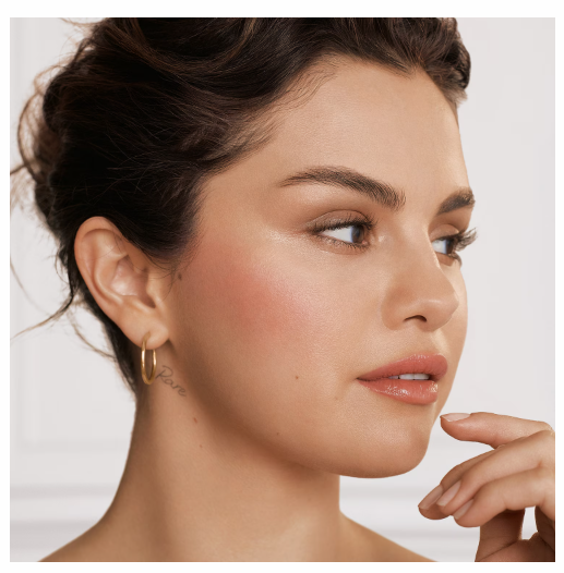 SELENA GOMEZ CON MAKEUP NATURALE REALIZZATO COL SUO BLUSH IN CREMA RARE BEAUTY SOFT PINCH 