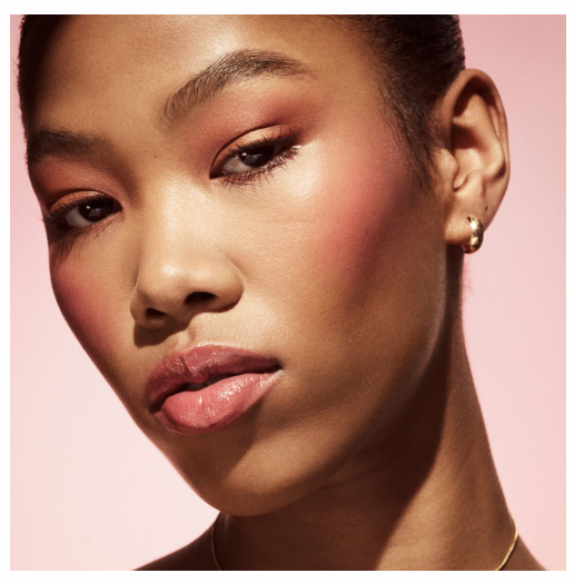 ragazza nera truccata col blush in crema di fenty beauty FENTY BEAUTY Cheeks Out Freestyle 