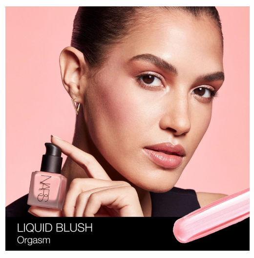modella che mostra e indossa il liquid blush orgasm di nars 