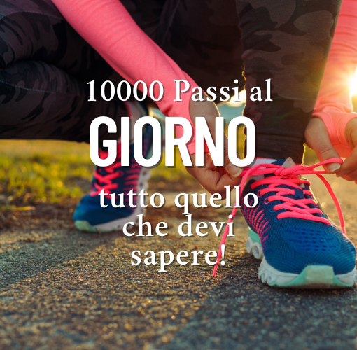 RAGAZZO CHE SI ALLACCIA SCARPE PER CAMMINARE IN PRIMO PIANO SU STRADA AL TRAMONTO - SCRITTA 10000 PASSI AL GIORNO TUTTO QUELLO CHE DEVI SAPERE