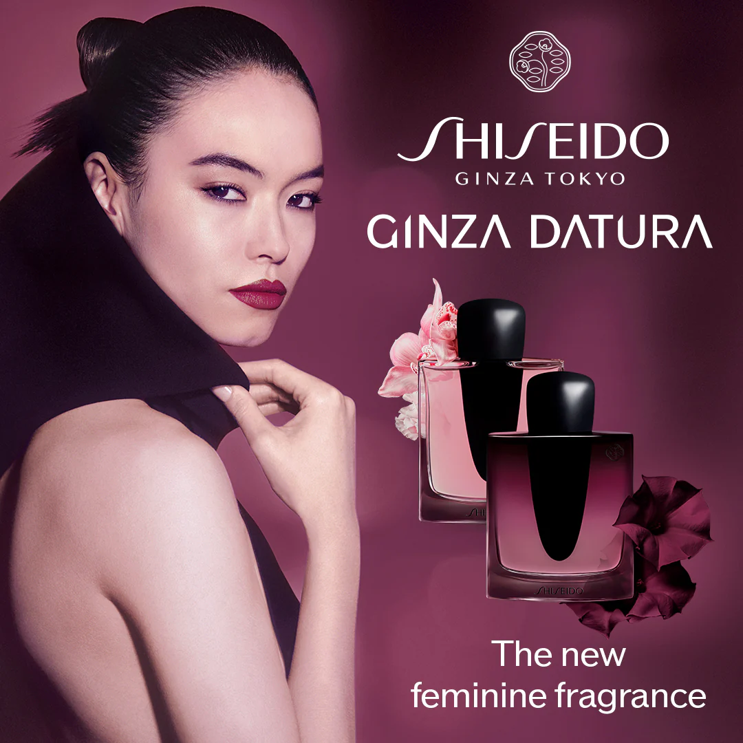 donna asiatica con le due versioni di profumi novita 2025 di Shiseido: Ginza Datura