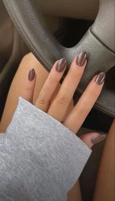 mano con unghie con smalti mocha mousse pantone 2025
