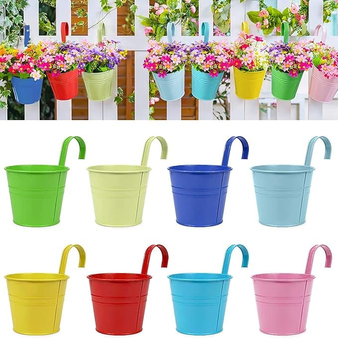 Portavasi colorati da appendere per arredare il balcone in primavera