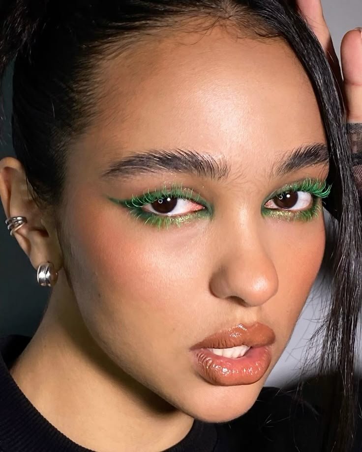 CLOSE UP SU VISO DI RAGAZZA MULATTA CHE INDOSSA MASCARA COLORATI