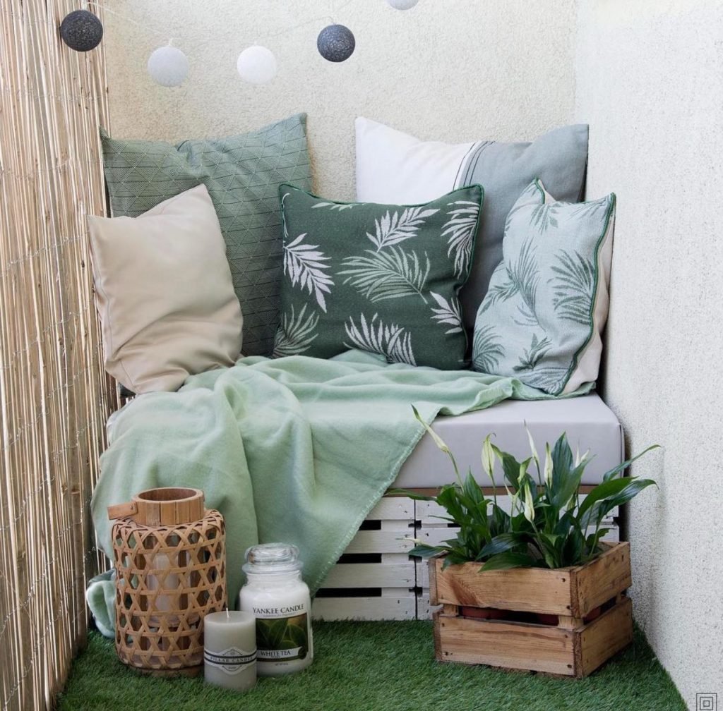 CUSCINI E DIVANO per arredare il balcone in primavera