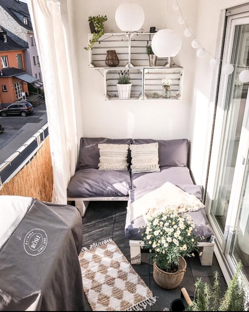 spunto creativo su come arredare il balcone in primavera con i tessuti