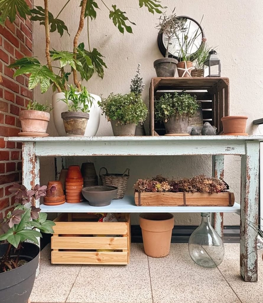 tavolo vintage con cui puoi arredare il balcone in primavera