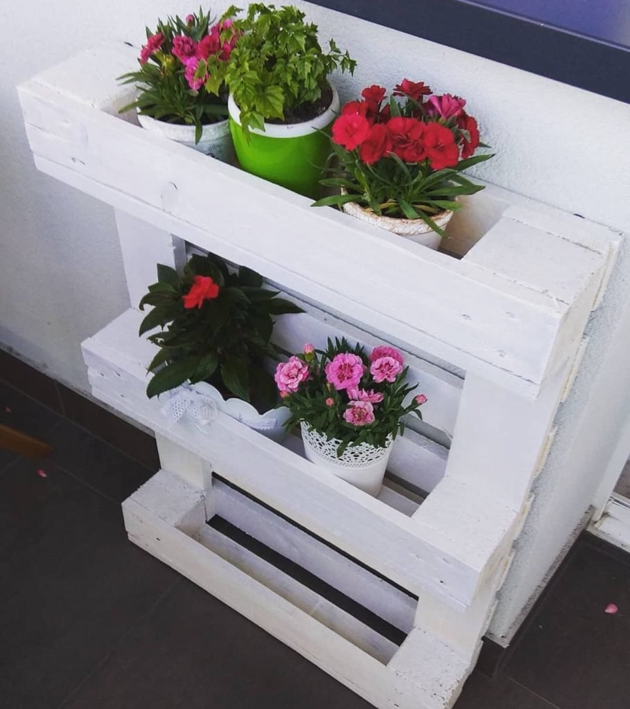 FIORIERA FATTA COI PALLET per arredare il balcone in primavera