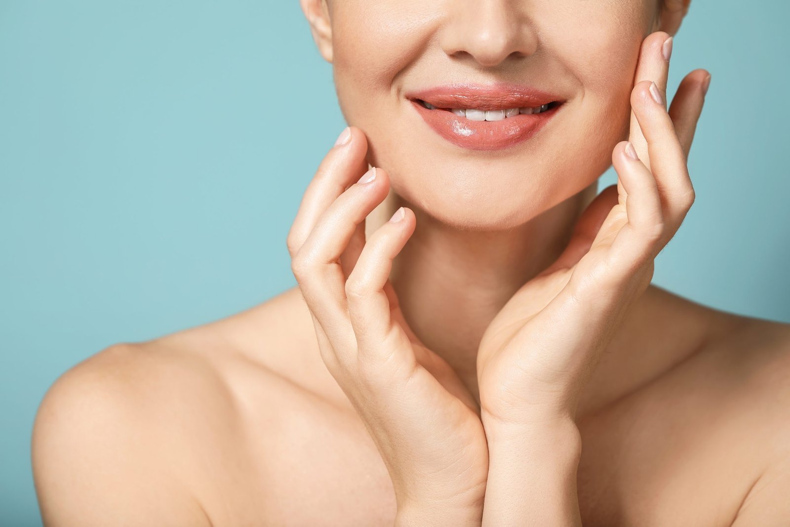 concetto : il collagene fa ingrassare o ha solo effetti positivi sul nostro corpo e sui capelli ? primo piano di donna 