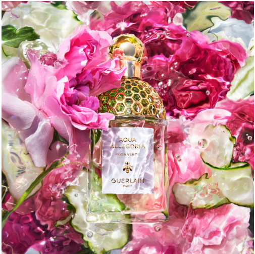 Guerlain Aqua Allegoria Rosa Verde – Eau de Toilette posato su dei fiori 