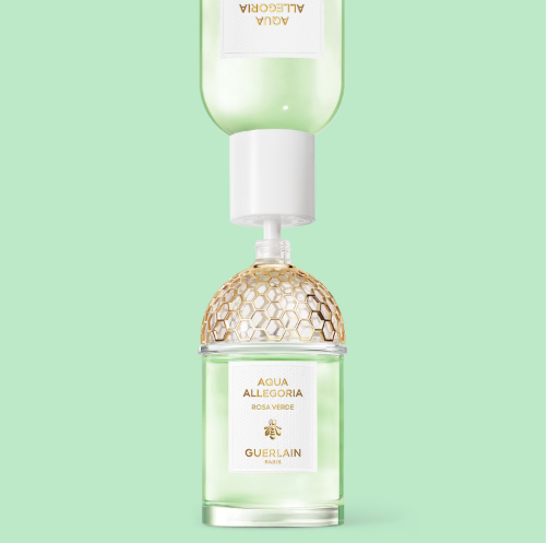 Guerlain Aqua Allegoria Rosa Verde – Eau de Toilette mentre viene ricaricato 