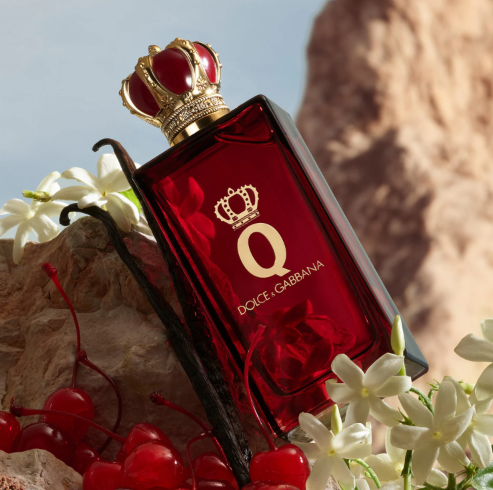Dolce & Gabbana - Q by Dolce&Gabbana Eau de Parfum posato su una roccia insime a ciliegie e fiori di gelsomino