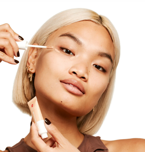 ragazza asiatica bionda che prova il correttore ERBORIAN - Super BB Concealer su base viso naturale