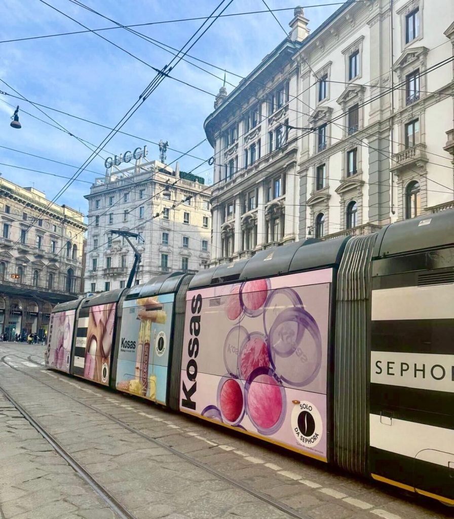acquista KOSAS da Sephora tram a Milano con la pubblicita Kosas e sephora