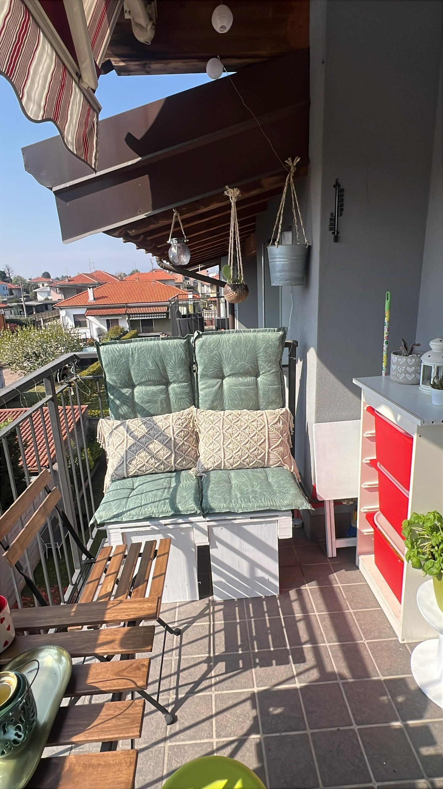 spunto creativo su come arredare il balcone in primavera