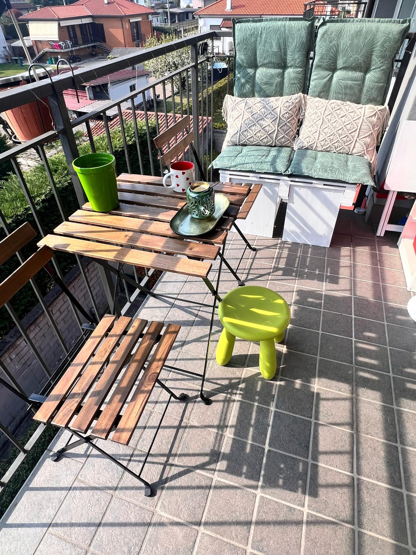 spunto creativo su come arredare il balcone in primavera