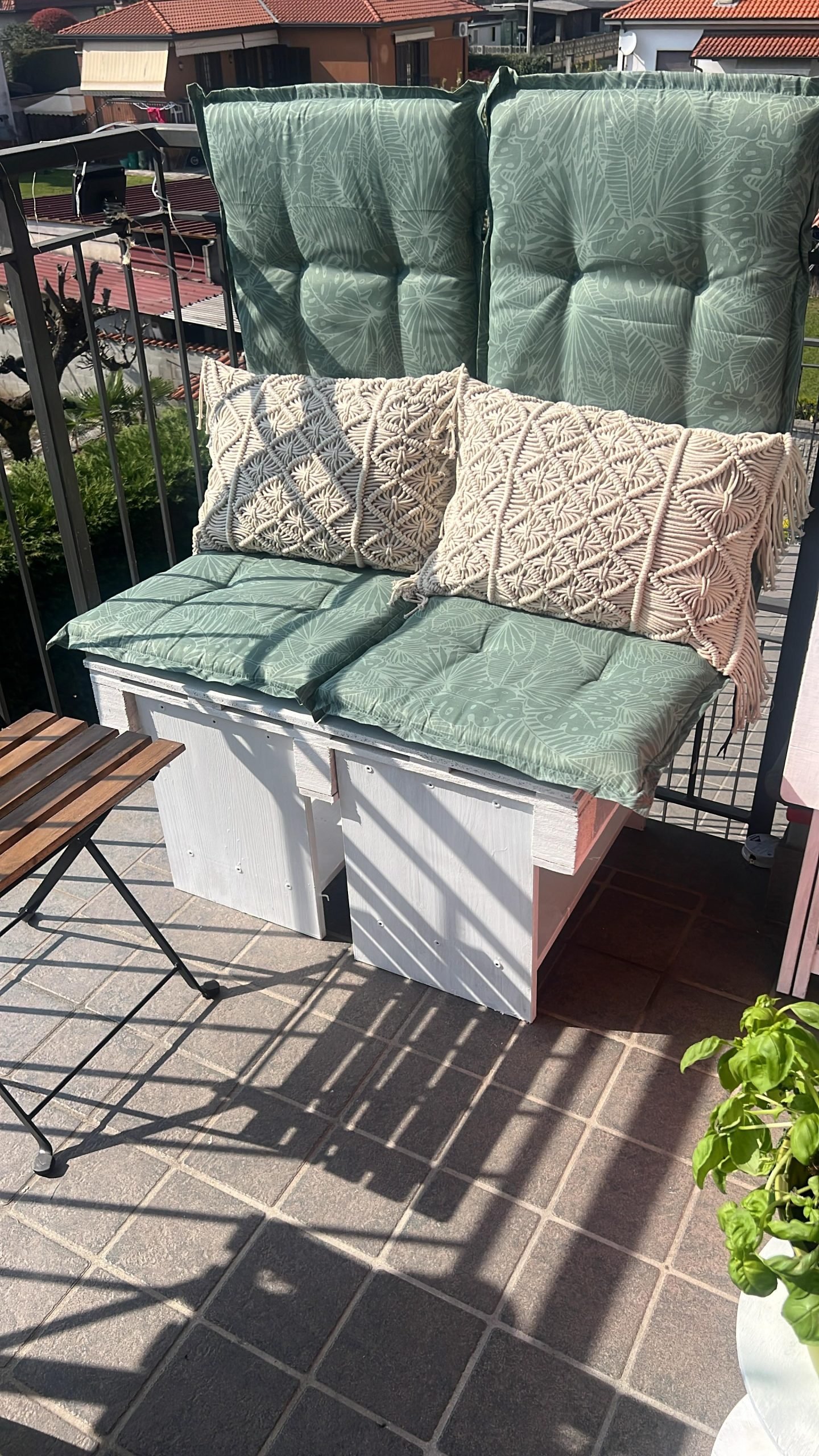 spunto creativo su come arredare il balcone in primavera