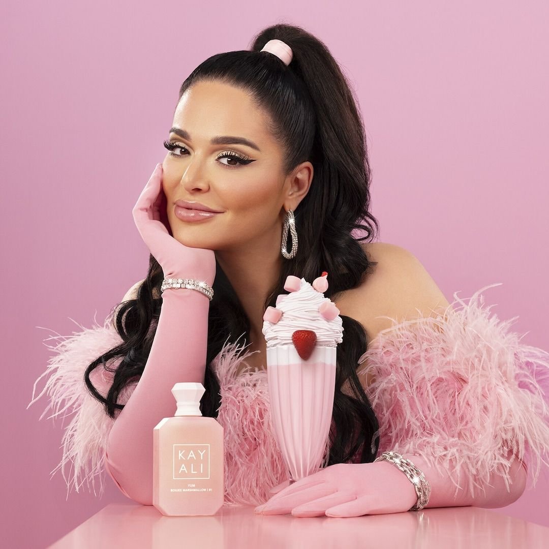 mona kattan fotografata col suo profumo Kayali Yum Boujee Marshmallow 81 e una coppa di gelato alla fragola