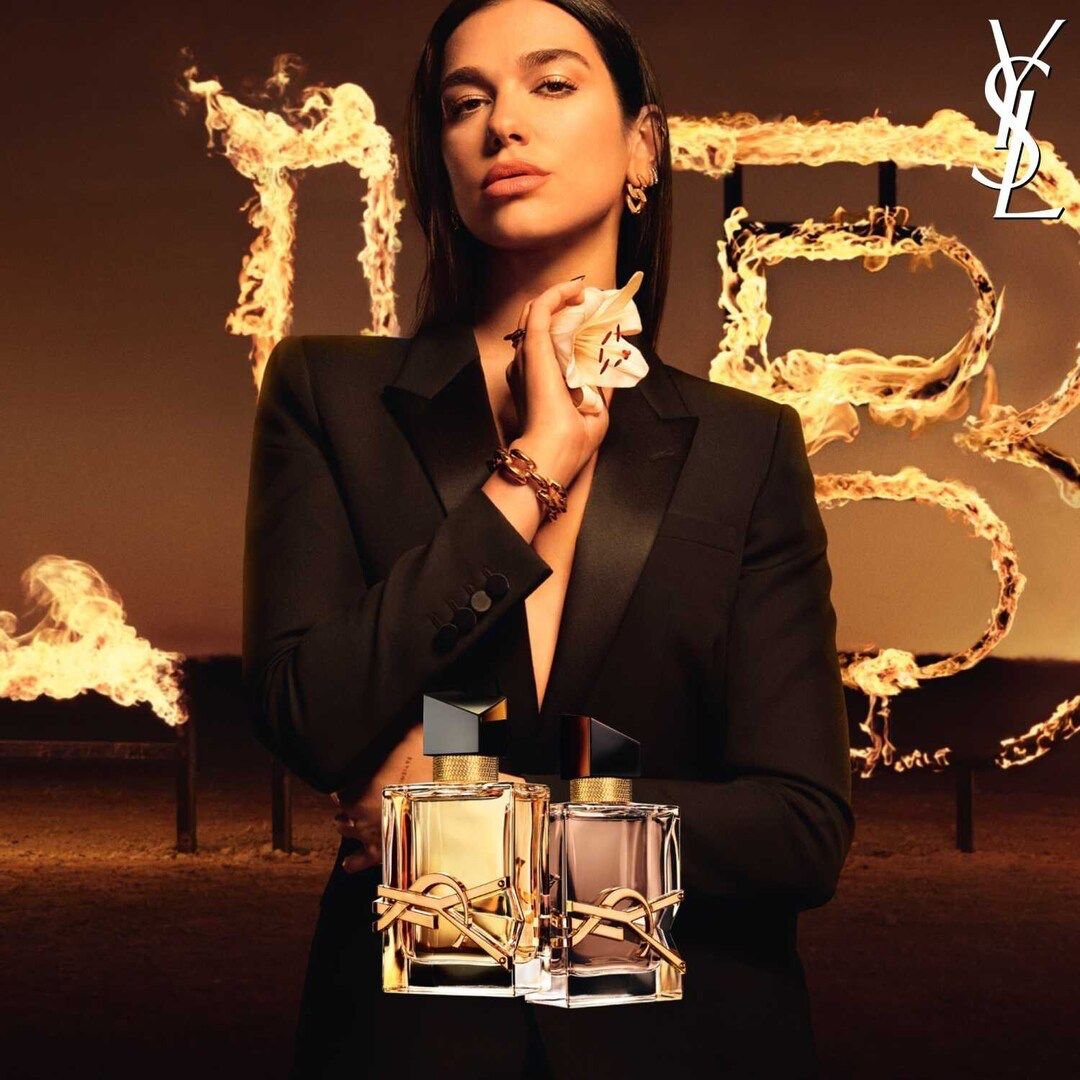 dua lipa fotografata con profumo YSL Libre Flowers & Flames – Eau de Parfum