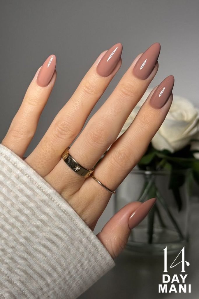 mano con sunghie colorate con smalti color mocha mousse pantone 2025