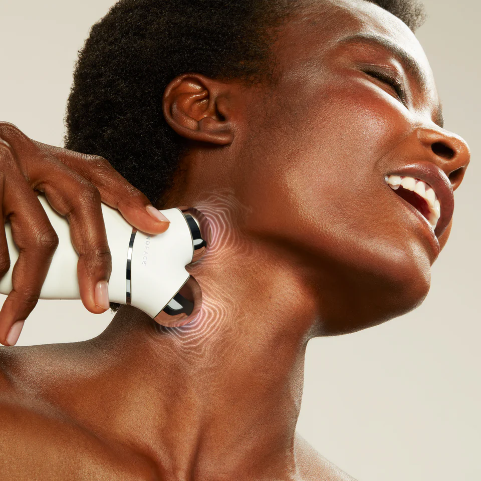donna nera che usa nuface dispositivo skincare di microcorrente