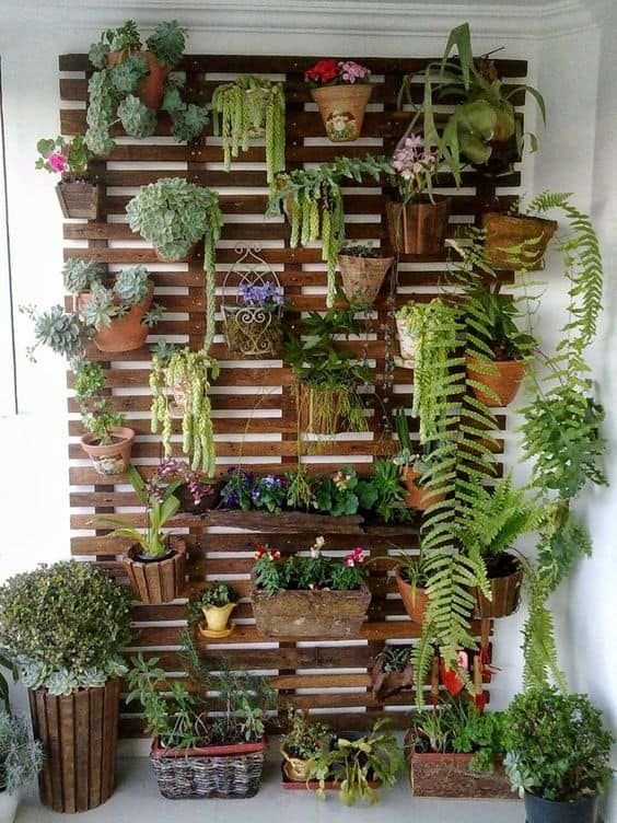 spunti creativi su come arredare il balcone in primavera con le pareti di legno come fioriere