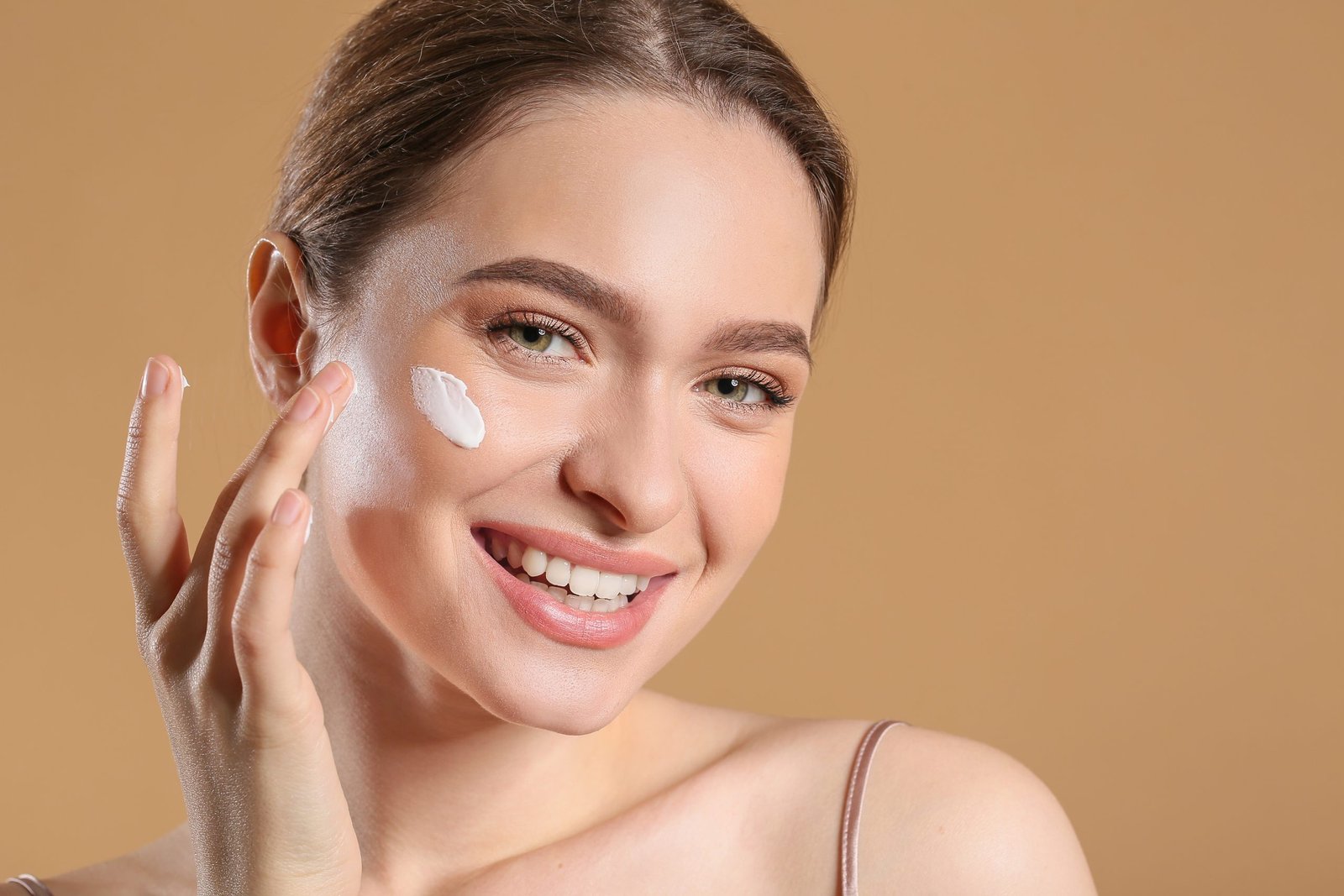 concetto routine skincare mare ragazza che usa la protezione solare viso