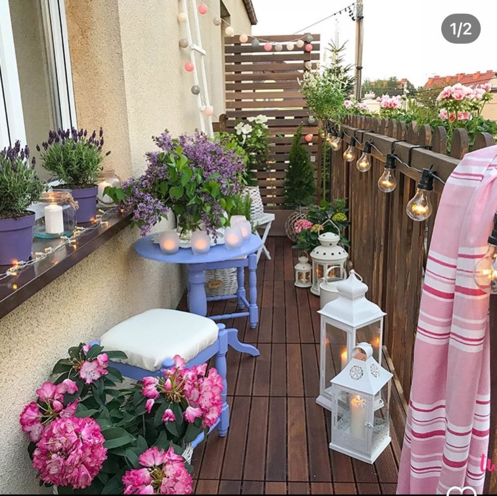 mobili di recupero colorati per arredare il balcone in primavera