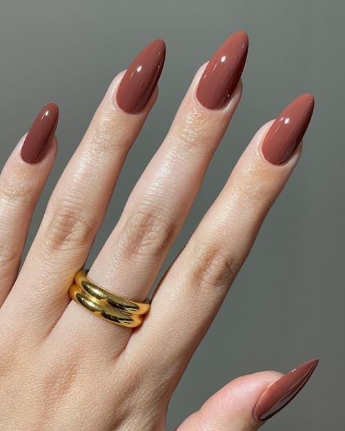 close up su mano con unghie smaltate con smalti mocha mousse