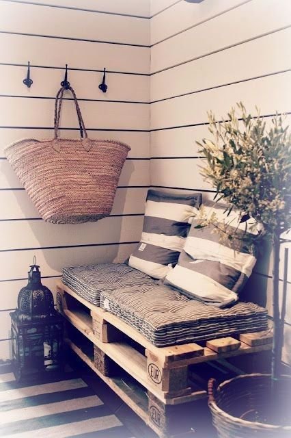 DIVANETTO da BALCONE fatto CON IL PALLET per arredare il balcone in primavera