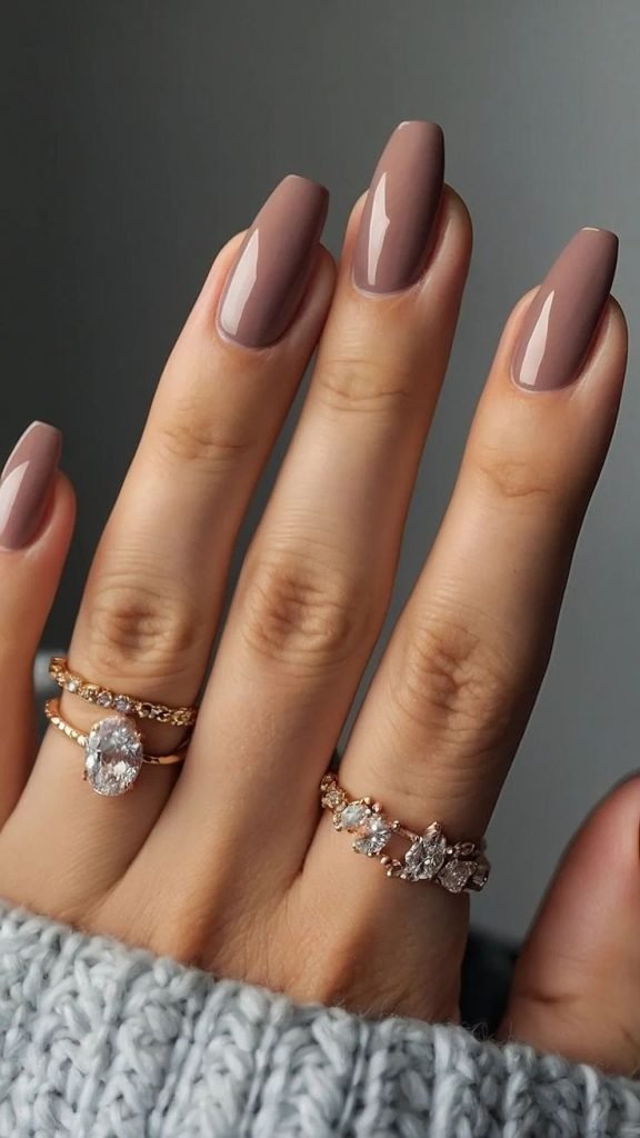 mano con unghie con smalti mocha mousse