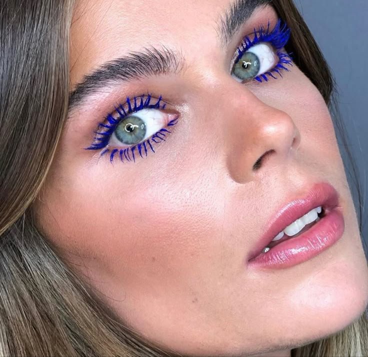CLOSE UP SU VISO DI RAGAZZA CON OCCHI VERDI CHE INDOSSA MASCARA COLORATI