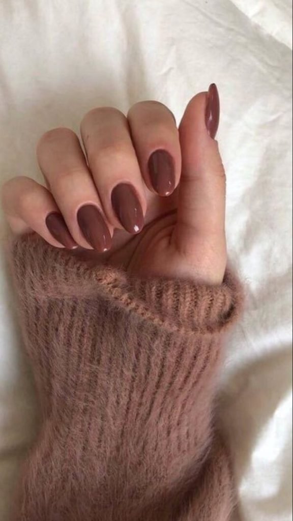 mano con unghie smaltate con smalti mocha mousse