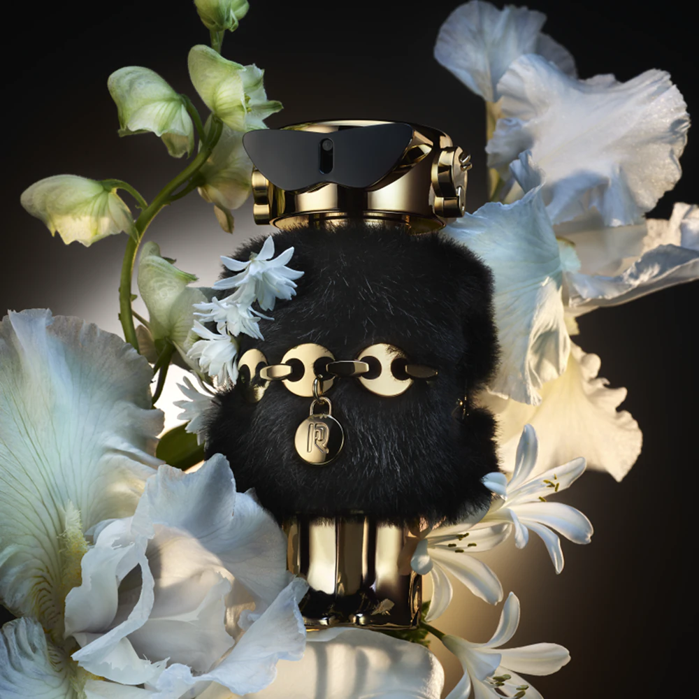 FAME The Couture Edition – Rabanne fotografato con sfondo di fiori bianchi