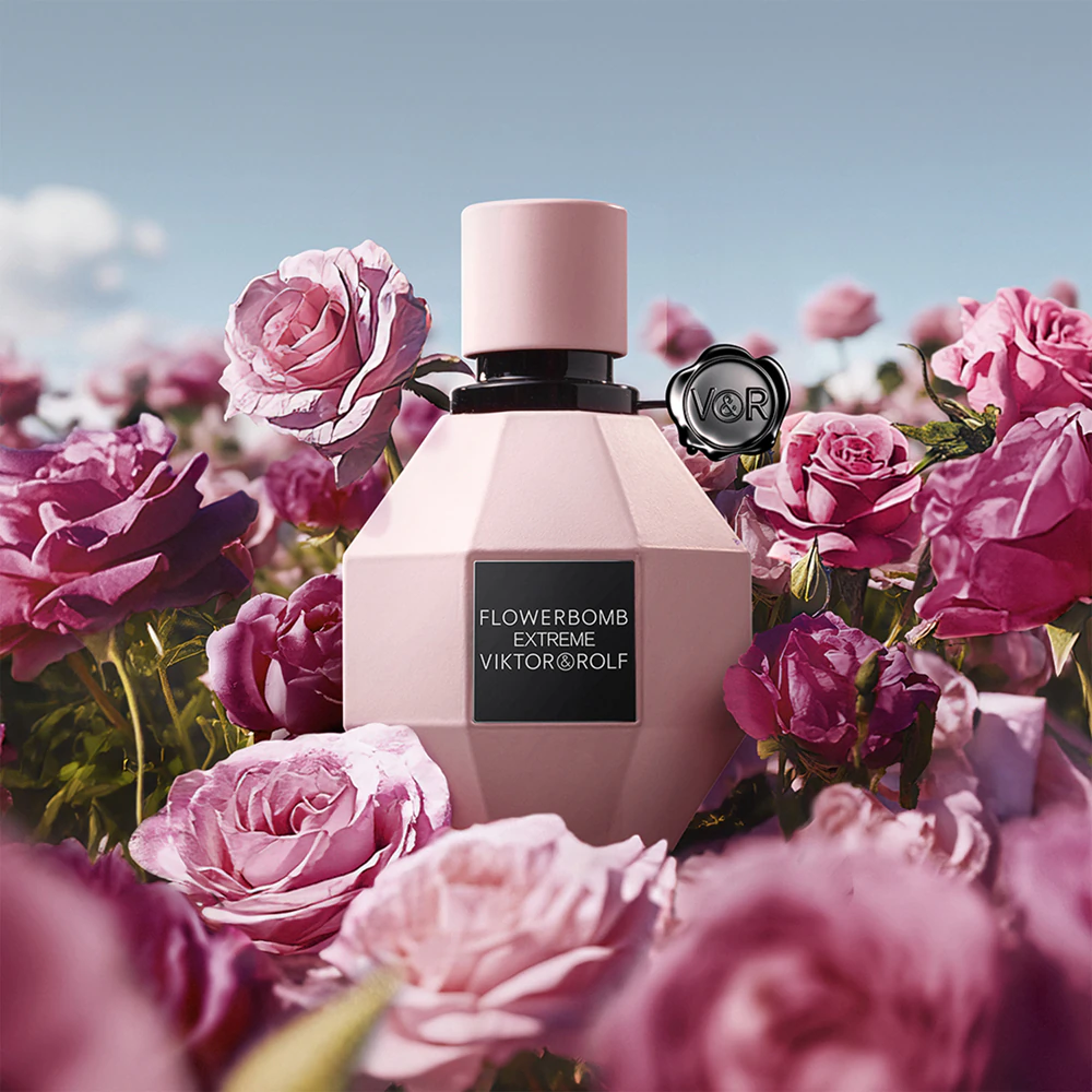 Flowerbomb Extrême – Viktor & Rolf fotografto posato su un letto di rose rosa