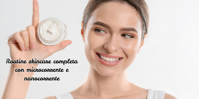 DONNA CON VASETTO DI CREMA per una routine con Risultati con microcorrente e nanocorrente