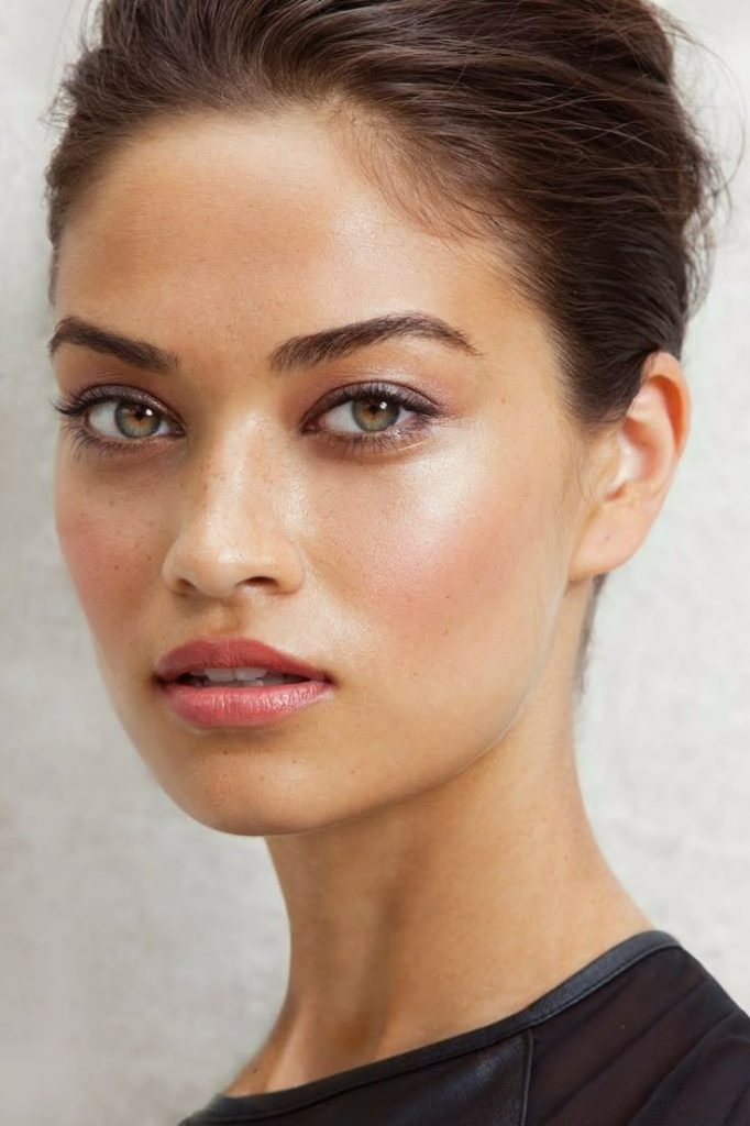ragazza con makeup naturale realizzato con primer illuminanti