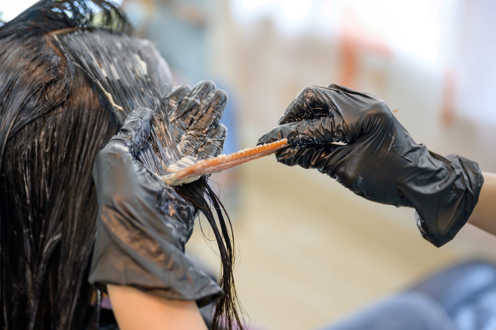 tema : Come usare Casting Crème Gloss -foto in primo piano di donna di spalle a cui viene applicata la tinta sui capelli