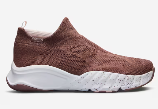 DOMYOS Scarpa Fitness senza lacci color marrone con suola bianca
