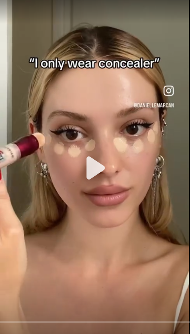 frame di un video con ragazza bionda che applica acorrettore per ottenere base viso naturale