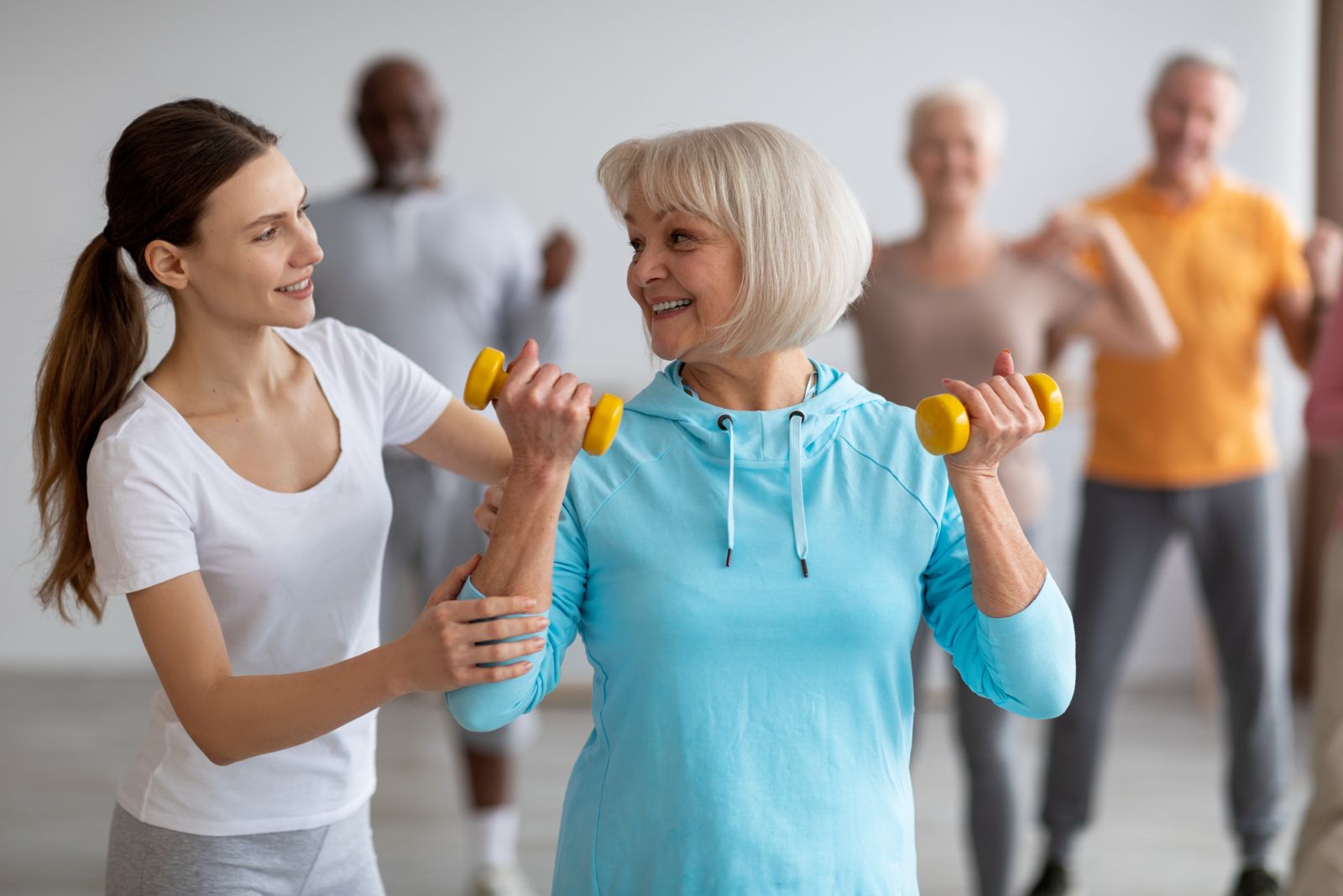 DONNA MATURA CHE SI ALLENA COI PESI OSTEOPOROSI ATTIVITA FISICA PER PREVENIRE L'OSTEOPOROSI- allenamento in menopausa
