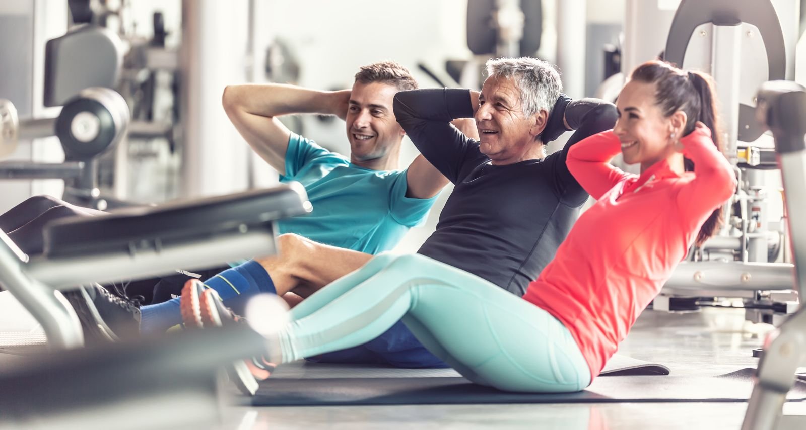 ATTIVITA FISICA PER PREVENIRE L'OSTEOPOROSI e la sarcopenia . GRUPPO DI ATLETI DI ETA DIVERSE SI ALLENANO IN PALESTRA
