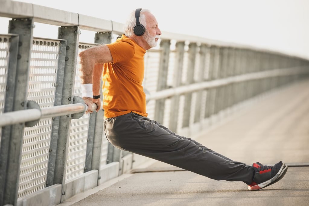concetto di attività fisica per prevenire l'osteoporosi nella terza età, uomo maturo che si allena all'aperto