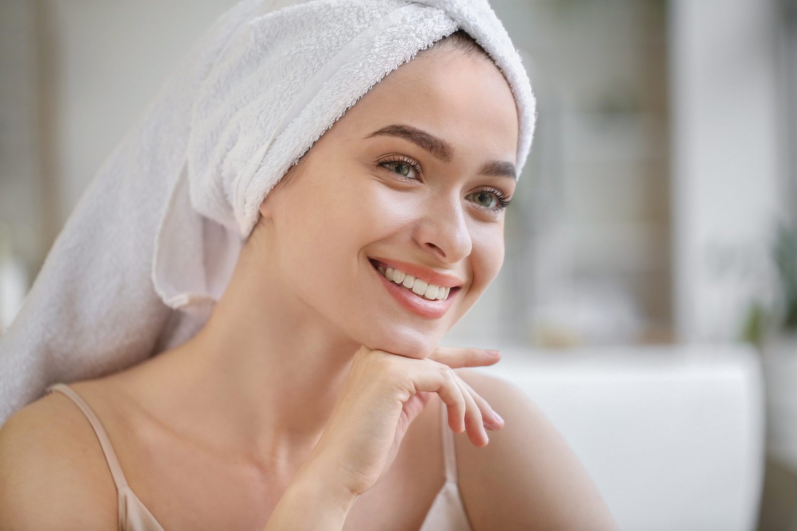 CONCETTO Integratori antiossidanti e antiage, skincare , pelle perfetta e cura di sè. bella govane donna sorride mentre in bagno si cura della sua bellezza.